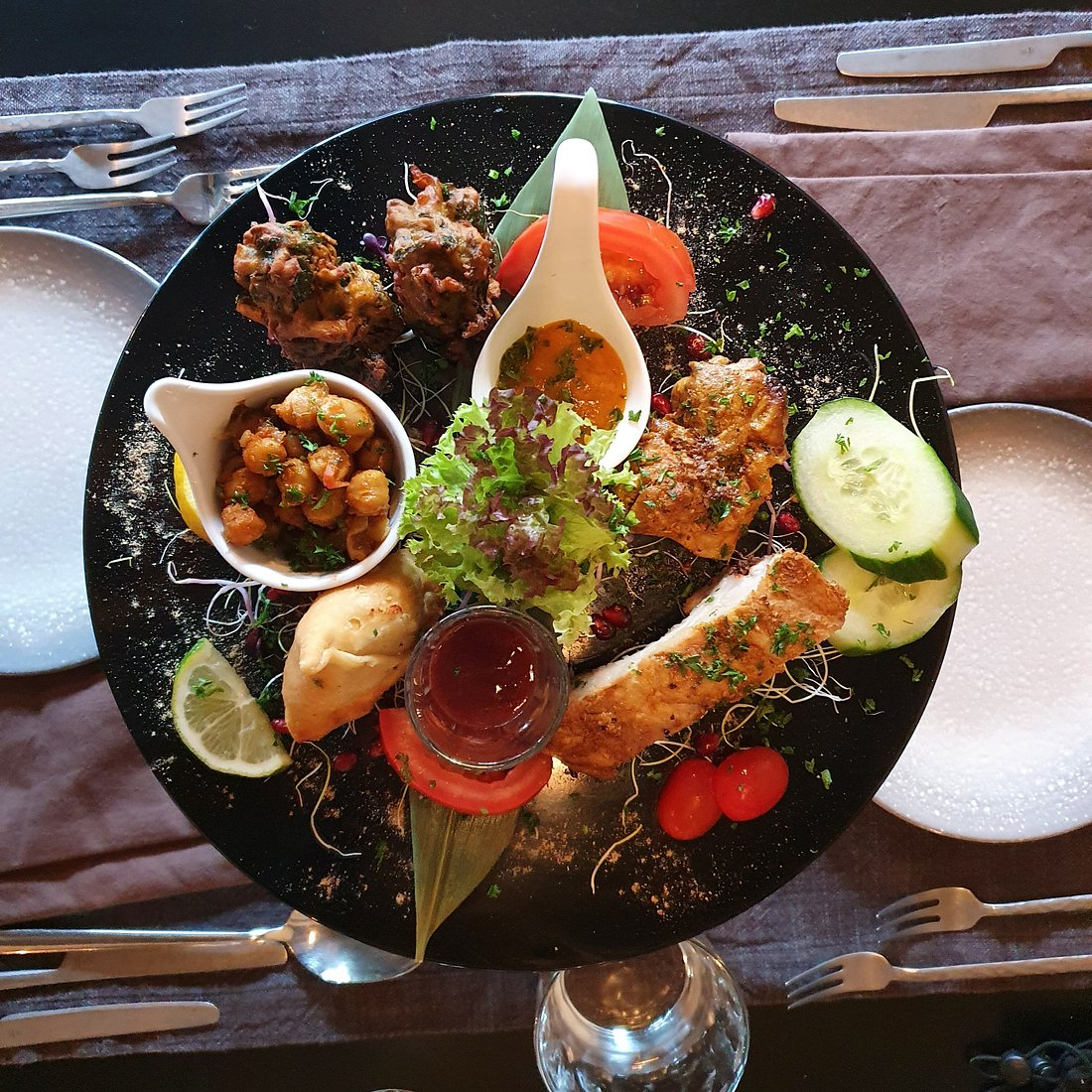 Bord met assorted appetizers bij The Buddha Lounge